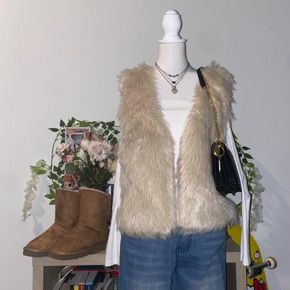 2000s cream faux fur vest
